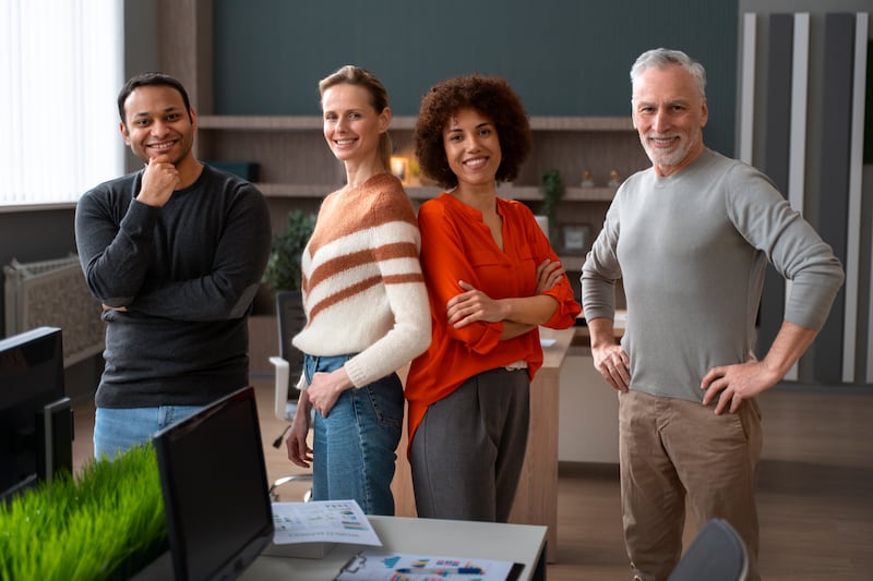 Las organizaciones de América Latina y del mundo enfrentan hoy un reto estructural en el mercado laboral: unir a líderes de distintas generaciones —Baby Boomers, Gen X, Millennials y Gen Z— para fortalecerse en innovación, compromiso y crecimiento sostenido. Foto: Freepik.