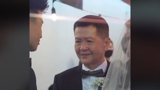 Padre hace viral y conmovedor pedido a su yerno al entregarle a su hija en el altar