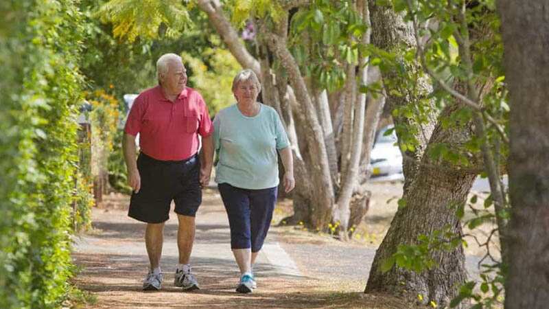Caminar en zigzag ayuda a las personas mayores a preservar el equilibrio.
