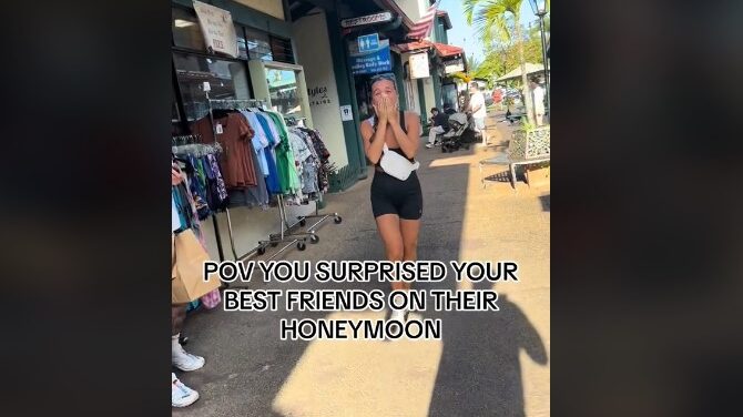 La pareja de recién casados quedó sorprendida al ver a su amigo