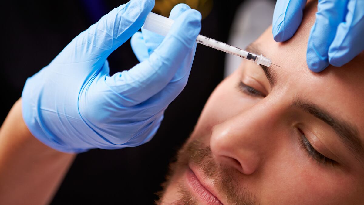 ¿Cómo se aplica el botox?, ¿tiene algún efecto secundario?, ¿cuánto dura?, cuidados y más, el doctor Raúl López Infante y Saldaña, cirujano plástico estético certificado responde todas estas preguntas.