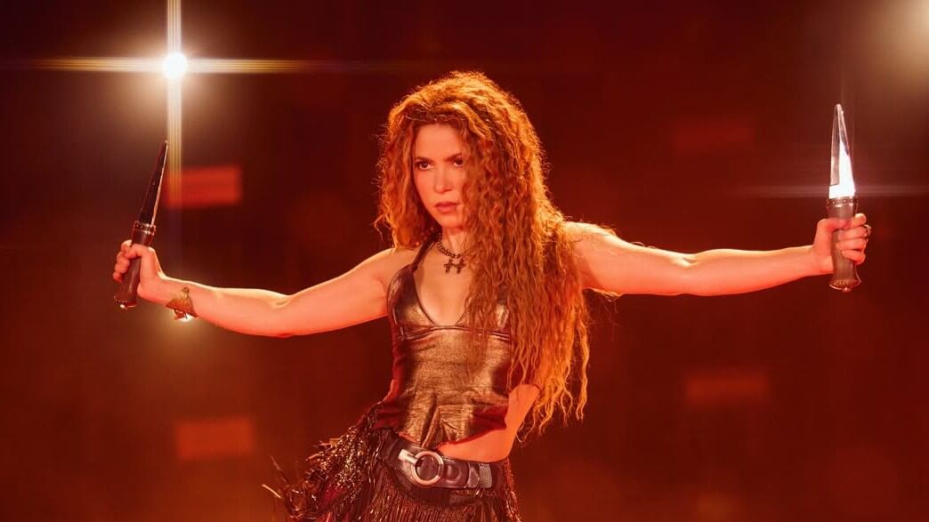 Los brazaletes de Shakira, en uno de los cambios que hace en su concierto, han llamado la atención y ahora ha descifrado el significado que tienen.
