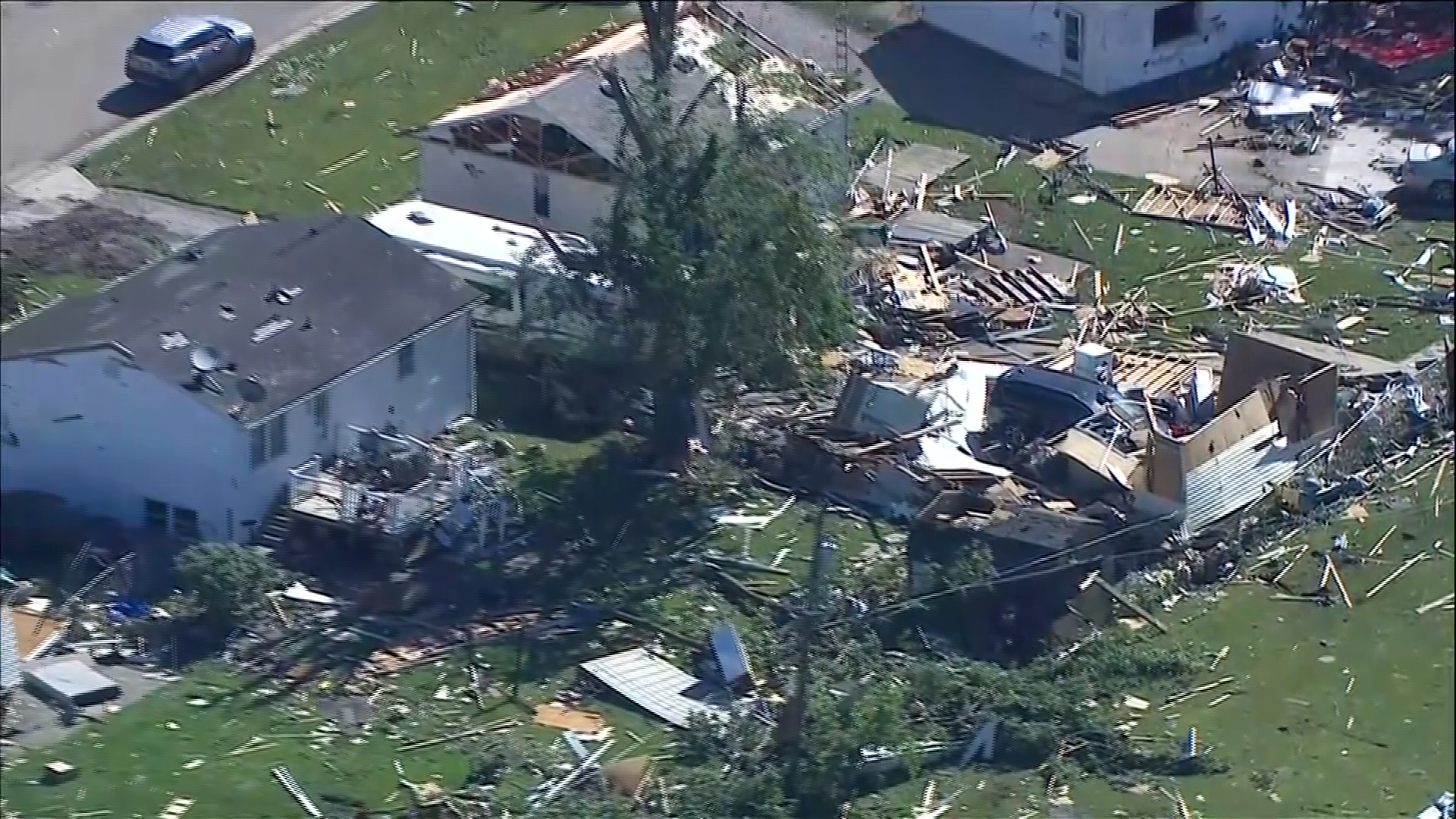 Muertos y decenas de viviendas destruidas es el resultado de tornados en el sur de Illinois