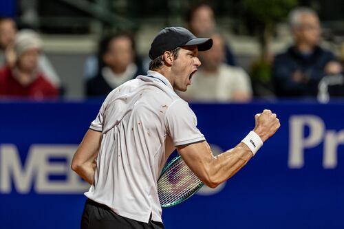 Con la gente en contra, el “centenario” Jarry va por semis