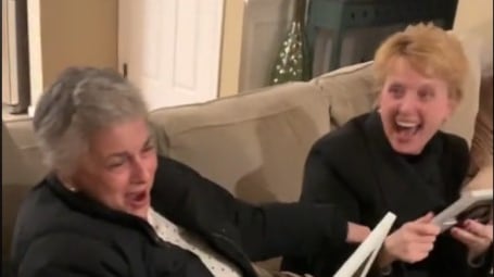 Las abuelas gritan de alegría por su primer nieto