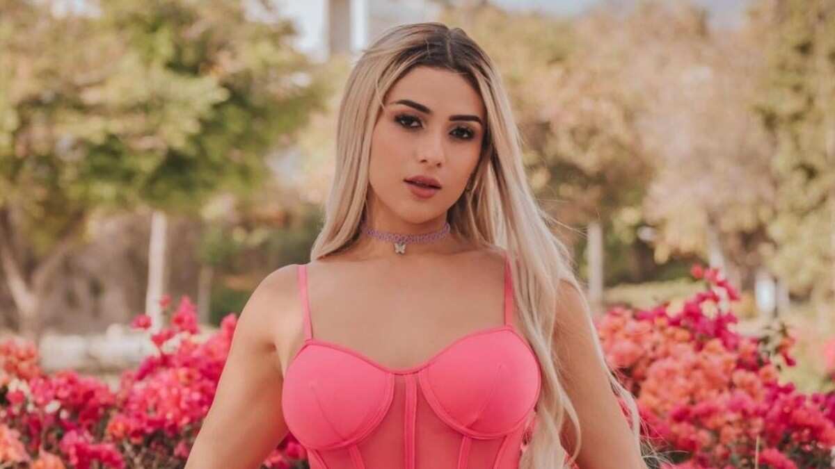 Alemia Rojas, una modelo de OnlyFans realizó una sesión en el transporte público de la CDMX.