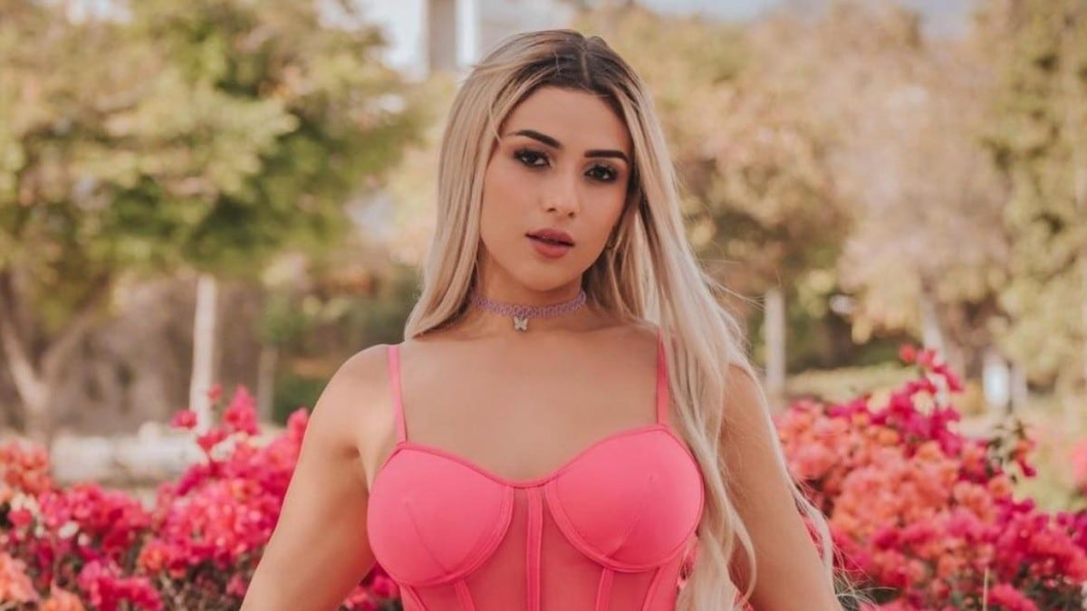 Alemia Rojas, una modelo de OnlyFans realizó una sesión en el transporte público de la CDMX.