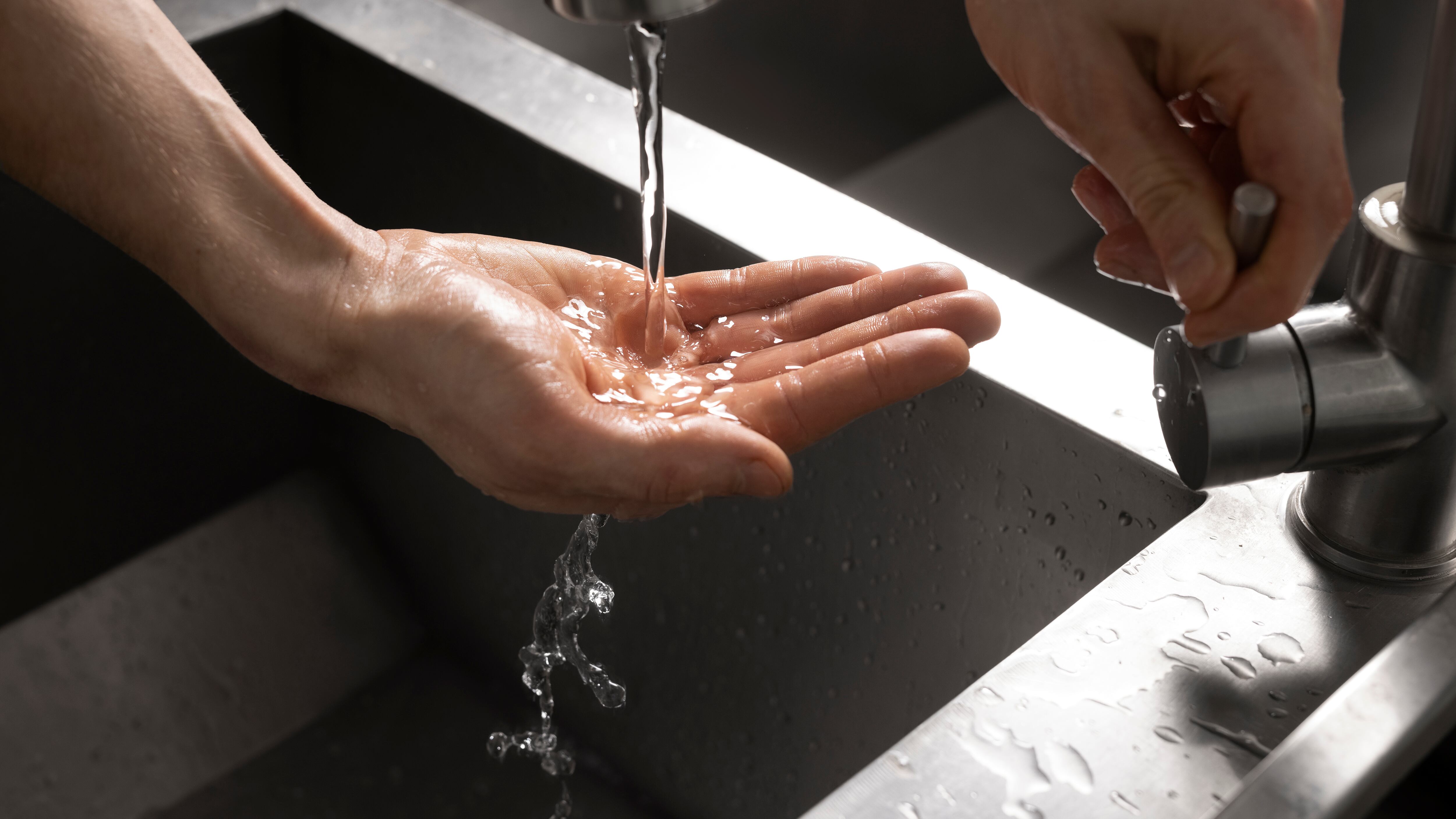El agua es un recurso limitado y cada vez son más los problemas en diferentes partes del mundo derivados de su escasez. Foto: Freepik.