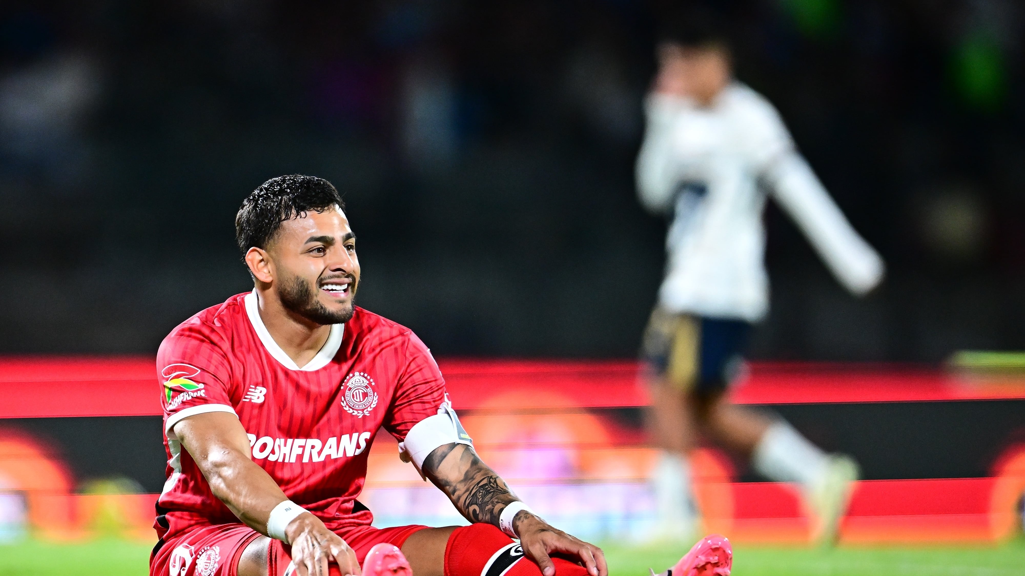 Alexis Vega es golpeado por un aficionado