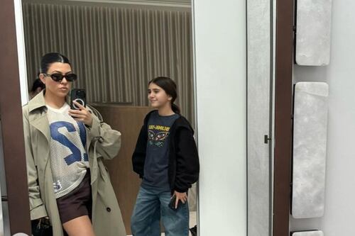 Kourtney Kardashian dice que es natural que su hijo mayor haya dormido con ella hasta los 7 años