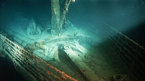 Un ancla de repuesto se encuentra en su pozo en la proa del Titanic naufragado.