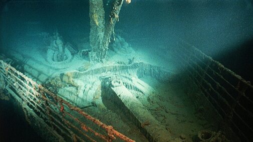 Un ancla de repuesto se encuentra en su pozo en la proa del Titanic naufragado.