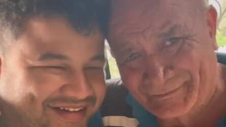 Padre llora al recibir regalo de su hijo