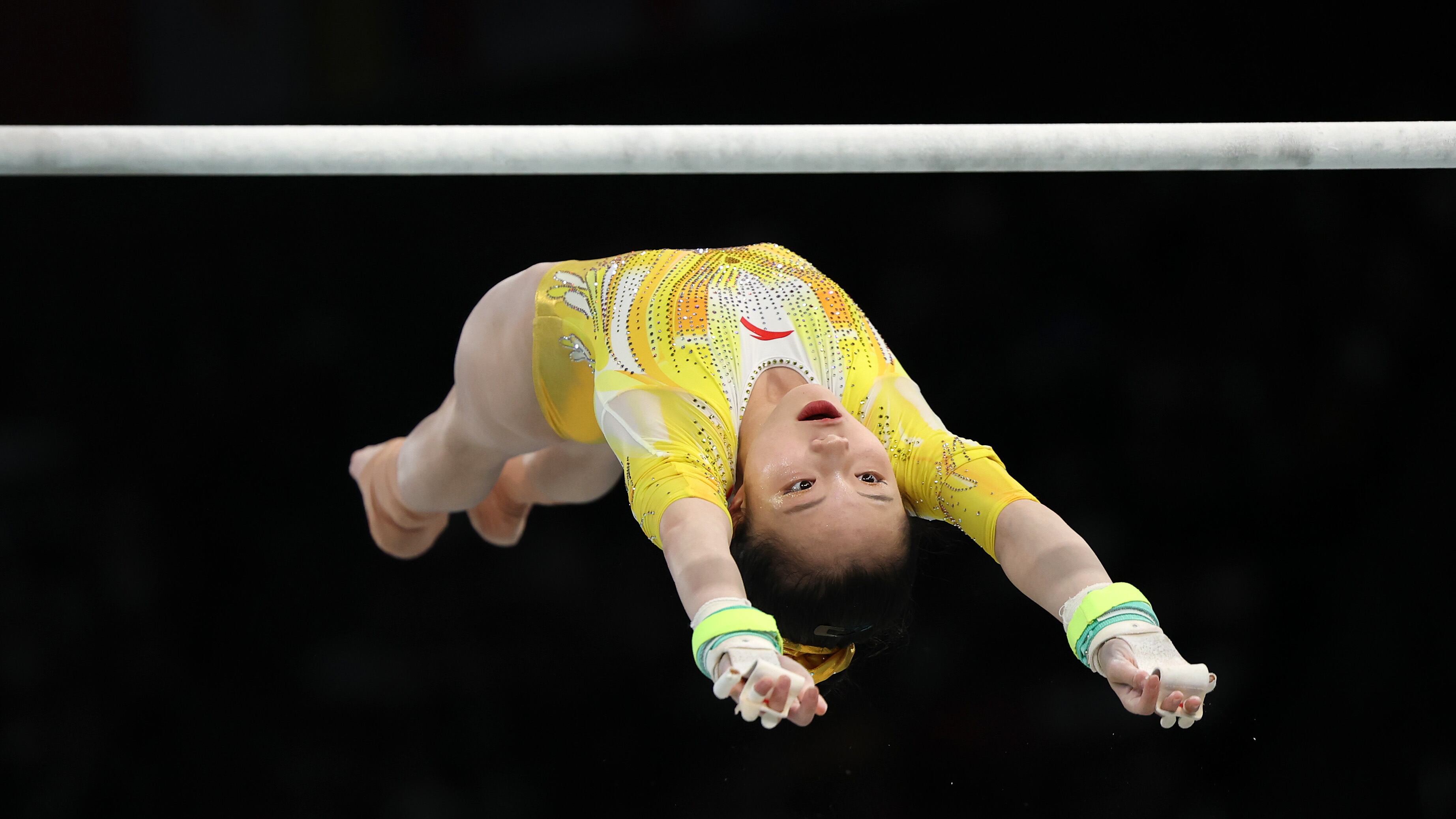 Zhang Yihan de China, sufrió una fuerte caída en la final de gimnasia artística de París 2024.