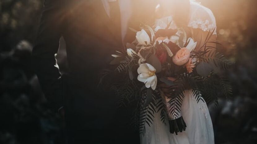 Lo clásico en las bodas es aventar el ramo de flores de la novia