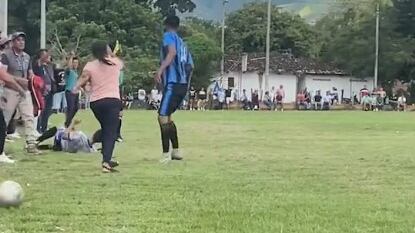 Madre entra a cancha de fútbol a defender a su hijo