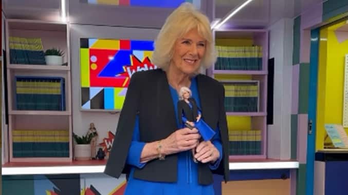 La reina Camila mostró contenta su Barbie