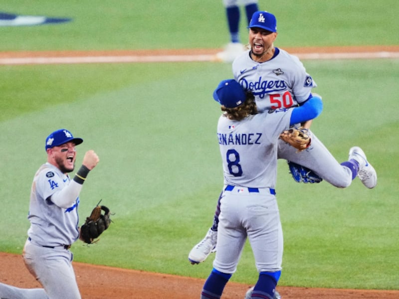 ¡Hay séptimo juego! Dodgers le aguan la fiesta a los Azulejos en Toronto