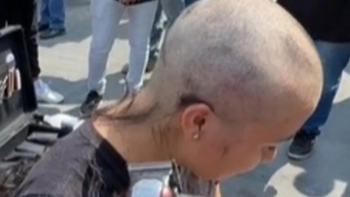 Mujer acepta ser rapada por tiktoker a cambio de 14,000 pesos.