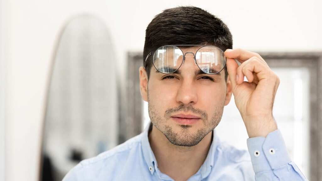 La visión borrosa también puede aparecer por astigmatismo.