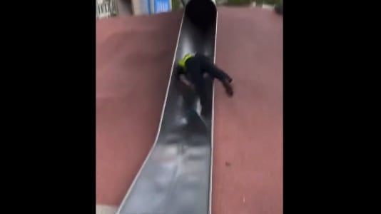 El policía quedó inmortalizado con un video viral por su caída del tobogán