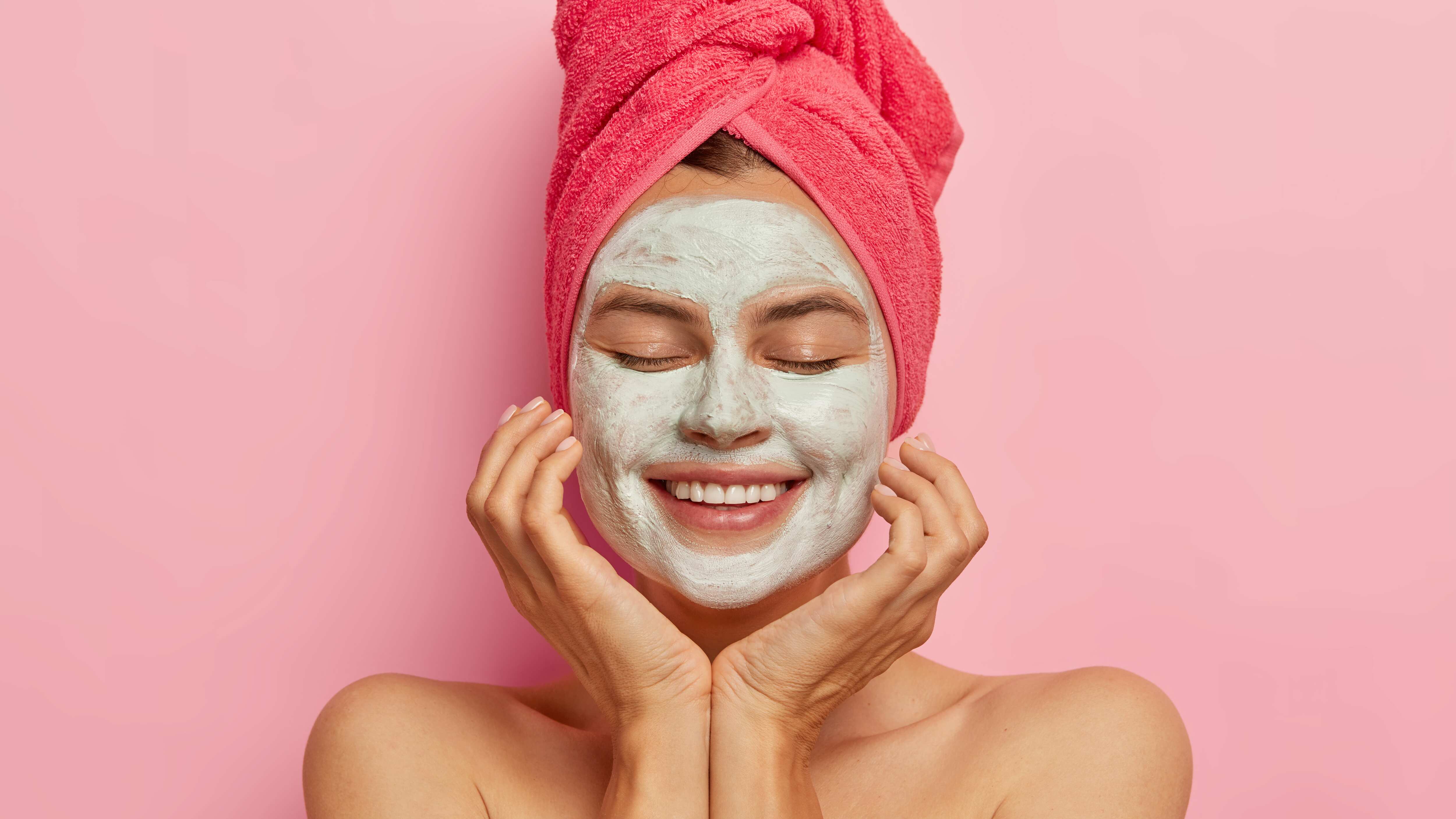 Entre los principales beneficios de las mascarillas faciales destacan: hidratar y humectar la piel, retirar el exceso de grasa, eliminar las impurezas y ayudar a reducir los signos de envejecimiento. Foto: Freepik.