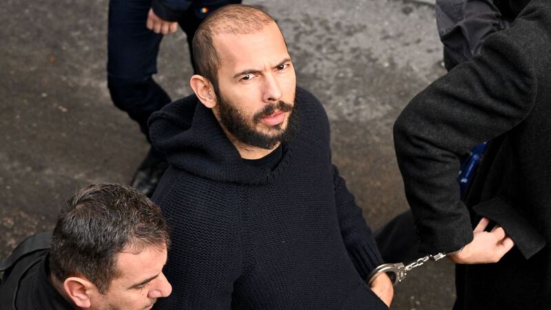 Andrew Tate llega esposado y escoltado por la policía a un juzgado en Bucarest, Rumania, el 1 de febrero de 2023 | Foto: Daniel Mihailescu/AFP/Getty Images