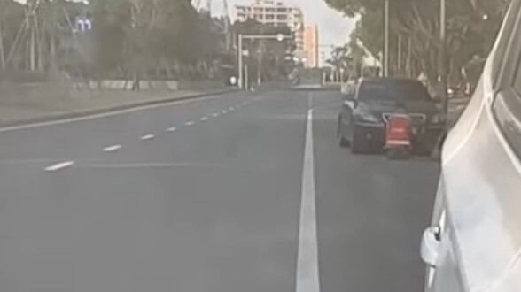 Obligan a un adulto mayor a arrodillarse por ensuciar su auto de lujo