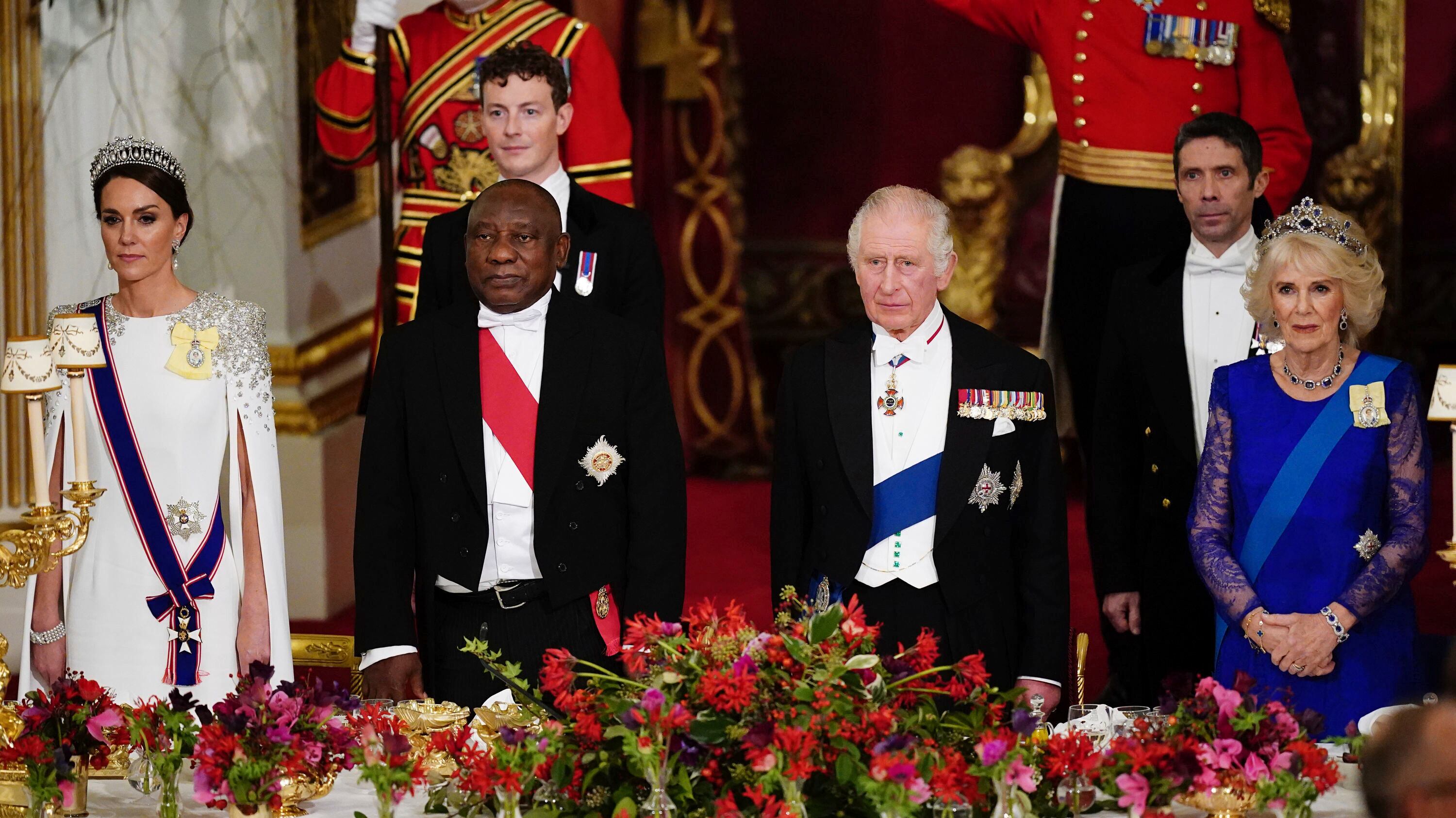 El palacio de Buckingham se ha engalanado esta noche de martes para la primera cena de Estado de Carlos III.