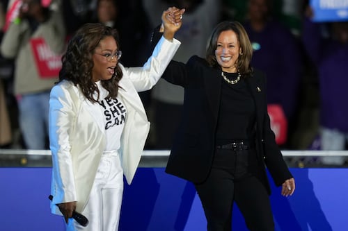 En actos de cierre de campaña Kamala Harris se rodea de celebridades y Donald Trump la critica