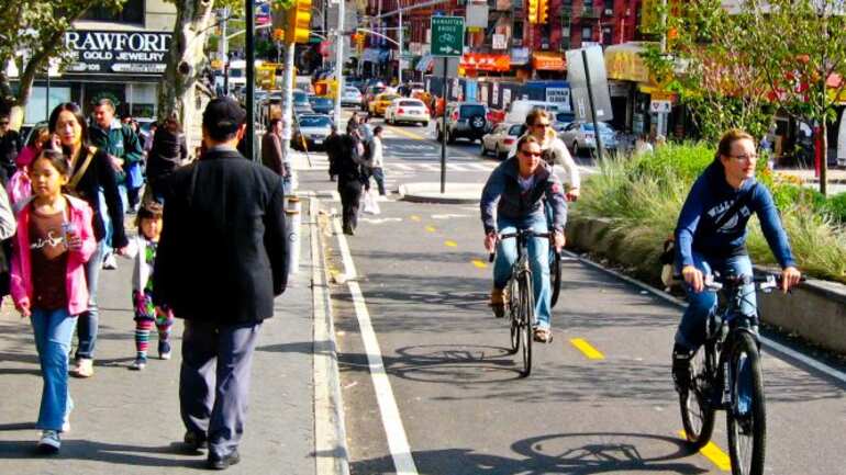 Manejar bicicleta y caminar son dos opciones ideales para cuidar la salud y el medio ambiente