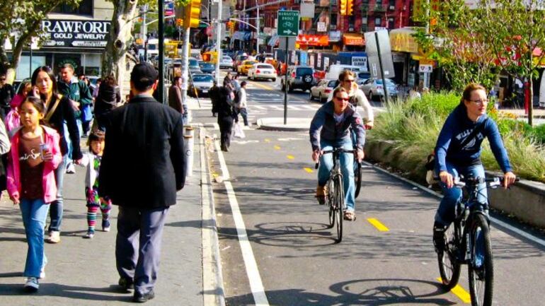Manejar bicicleta y caminar son dos opciones ideales para cuidar la salud y el medio ambiente