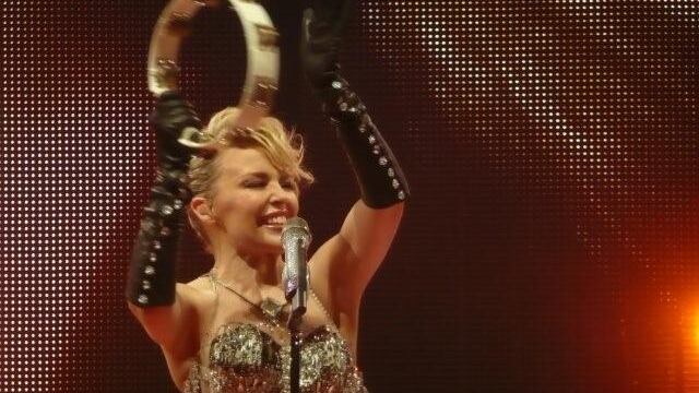 Kylie Minogue combina talento, resiliencia y un carisma innegable que la mantiene vigente en la cultura pop. Foto: Wikipedia.