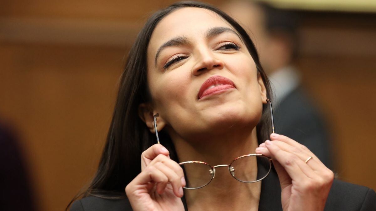 Alexandria Ocasio-Cortez resulta una de las figuras latinas más famosas en la política.