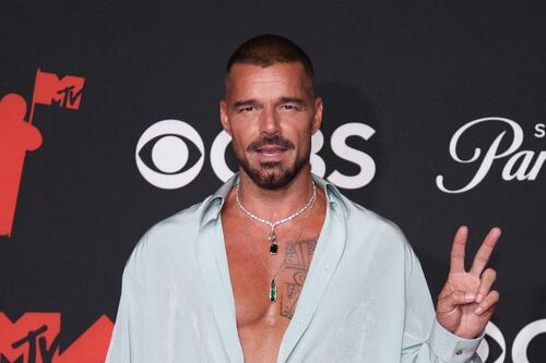 Ricky Martin revive “Livin’ la Vida Loca” en los MTV VMAs 2025 y recibe premio Ícono Latino
