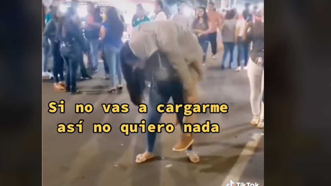 Por cargar a su novio luego de una fiesta, mujer se hace viral