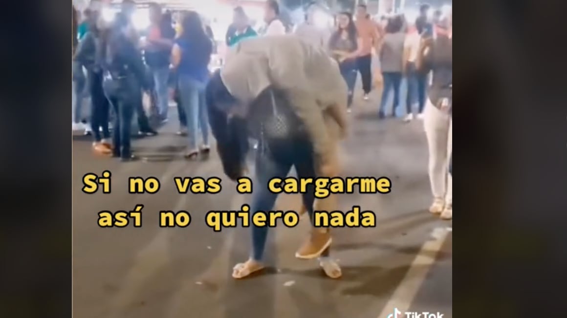 Por cargar a su novio luego de una fiesta, mujer se hace viral