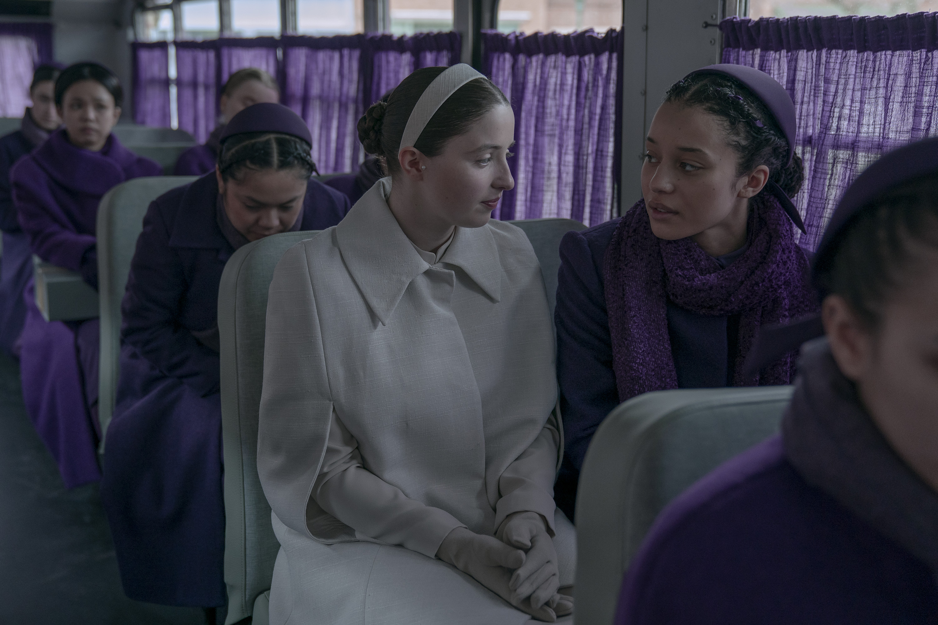 La serie ‘Los testamentos’ , protagonizada por Chase Infinity, llega como una continuación natural del universo de ‘El Cuento De La Criada’, con una mirada renovada que se centra en una generación que no conoció el mundo previo a Gilead. Foto: Disney.