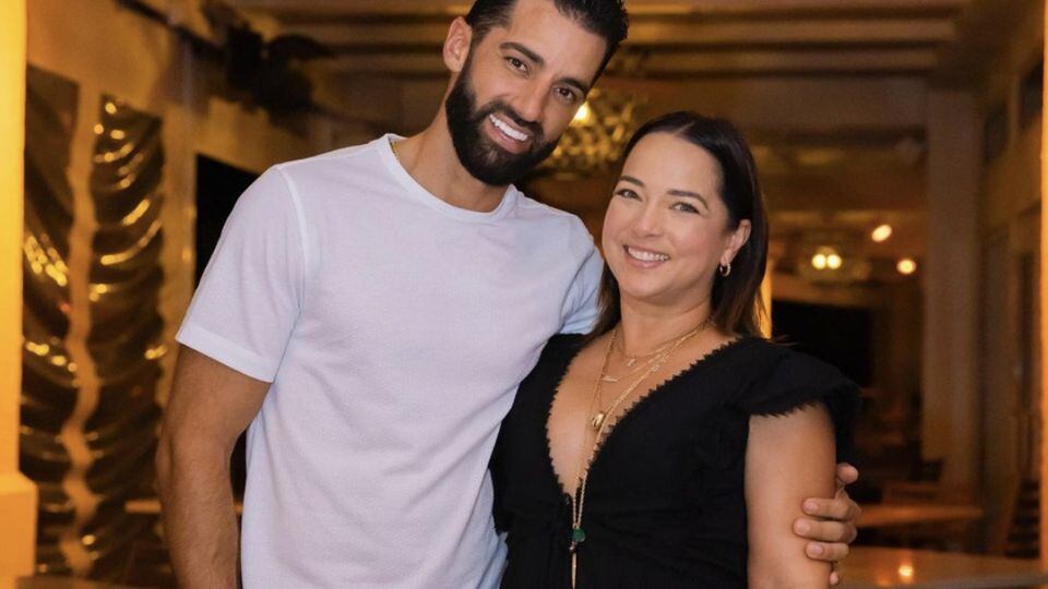 Adamari López vuelve a usar su anillo de compromiso y se va de vacaciones con Toni Costa y su hija