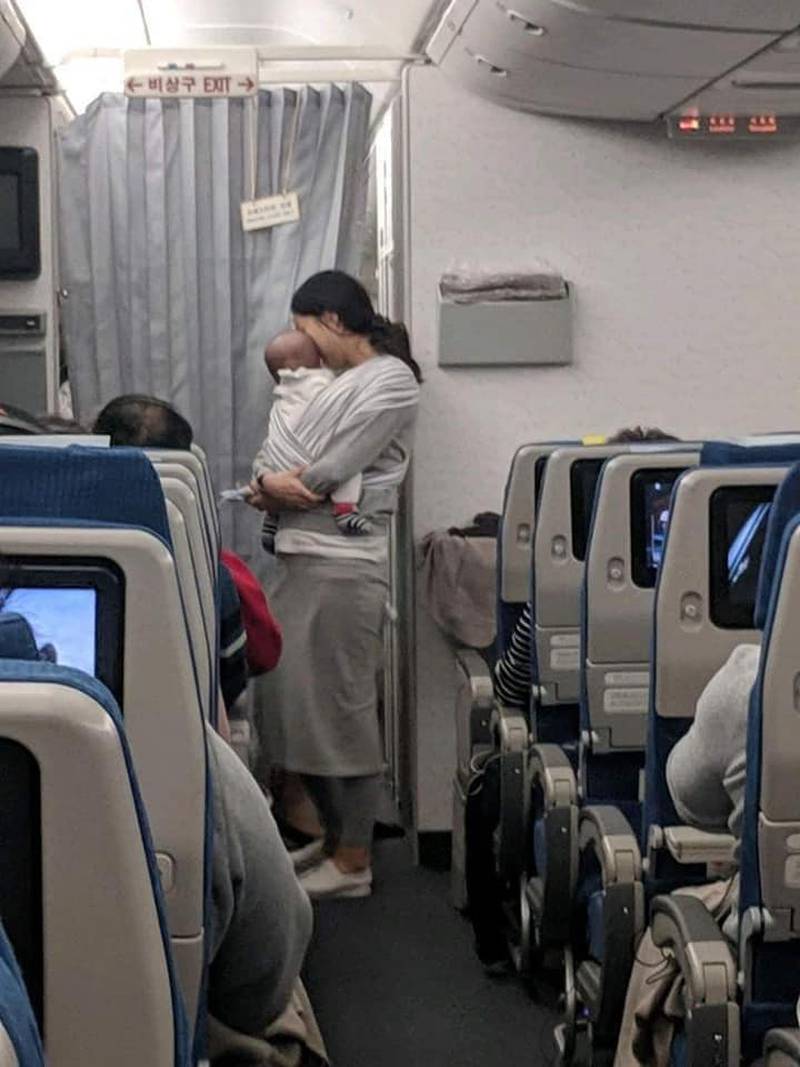 Qué considerada! Madre regaló “kit contra llanto de bebé” a pasajeros que  compartían vuelo con ella y su pequeño – Metro World News