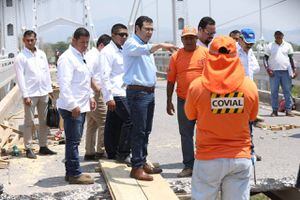 Presidente Morales supervisa trabajos en puente en Jutiapa