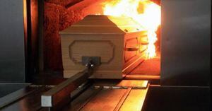 Filha salva mãe de ser cremada viva instantes antes do caixão entrar no forno crematório