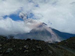 Volcán de Fuego registra descenso de fuertes avalanchas