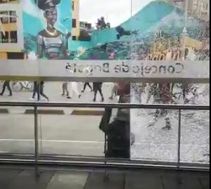 Mientras vándalos destruyen puertas de TransMilenio, estudiantes las limpian