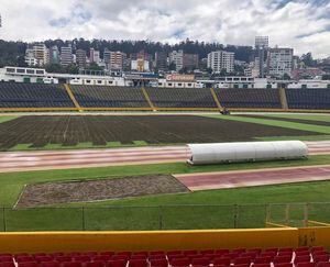 Se iniciaron trabajos en la cancha del estadio Olímpico Atahualpa