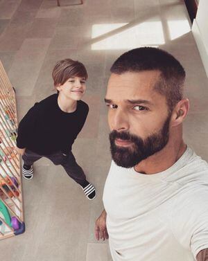 Hijos de Ricky Martin interrumpen una entrevista de la manera más graciosa