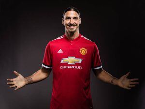 Zlatan sigue siendo "diablo": fichó por otro año en Manchester United