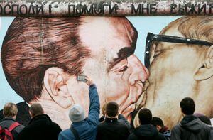 Queda do Muro de Berlim, símbolo máximo da Guerra Fria, completa 30 anos no sábado