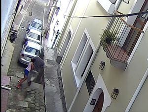 Cámaras captan cuando un sujeto casi rapta a niña en el centro Quito