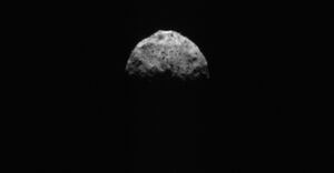 Sonda OSIRIS-REx da NASA faz último voo ao redor do asteroide Bennu; corpo celeste potencialmente perigoso